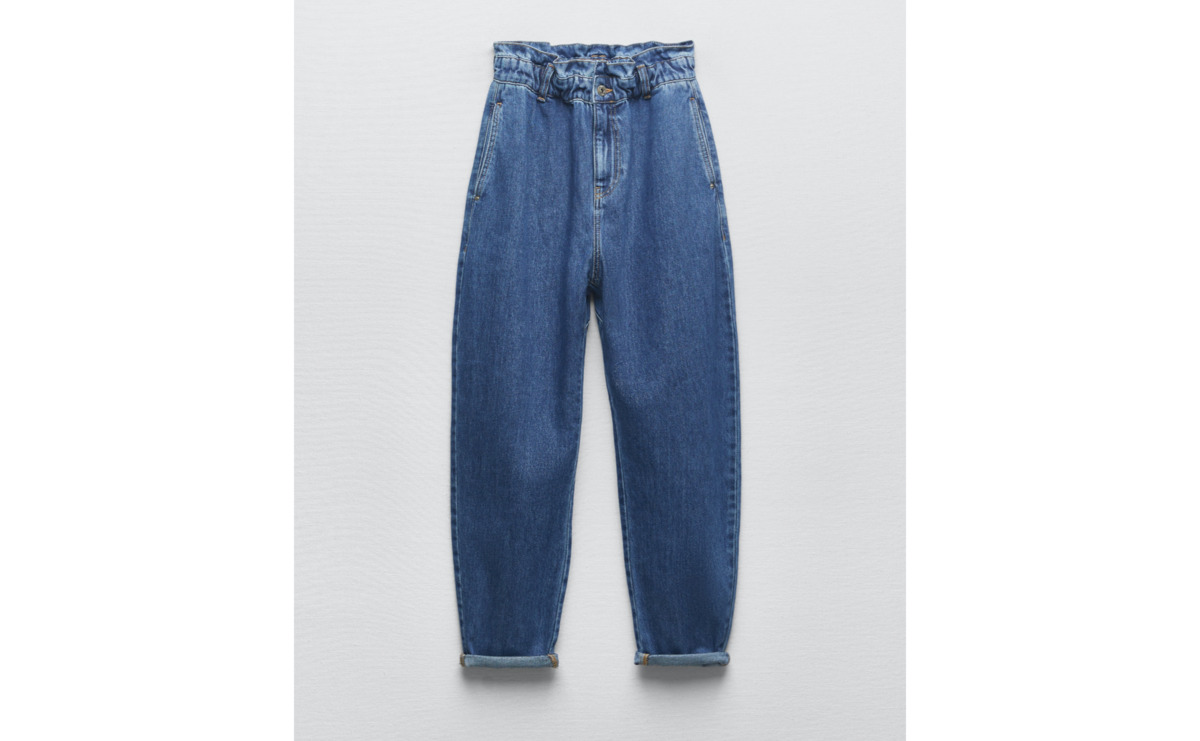 High-waist blue jeans with an elasticated waistband.