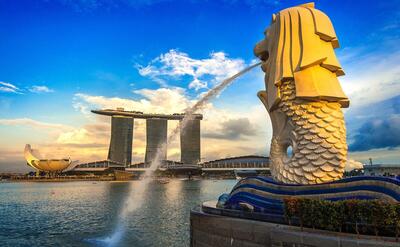 Merlion statue and cityscape in singapore.