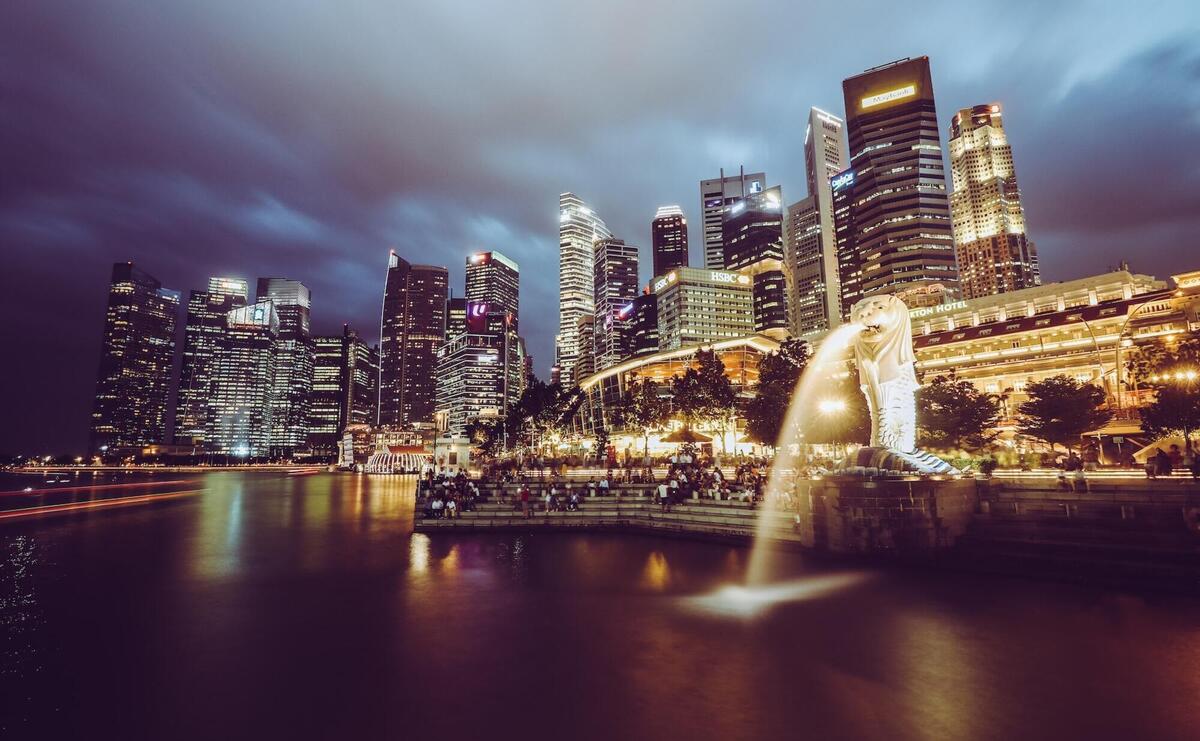 Night in Singapore with its famous fountain.