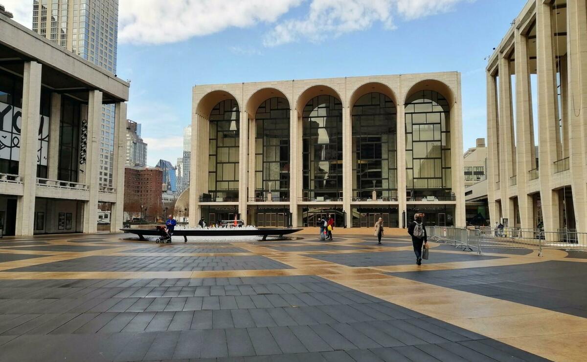Outside view of the Metropolitan Opera House
