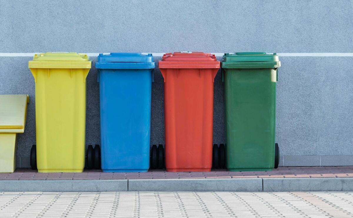 4 trash bins with different colors.
