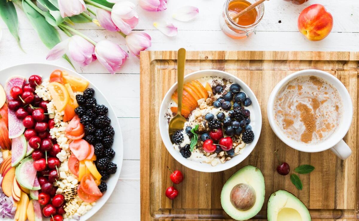 Table with oats and fruit.