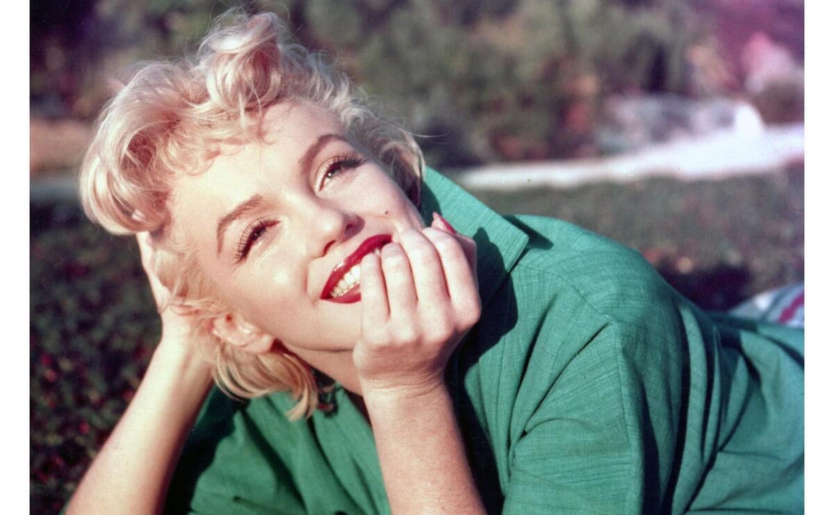Marilyn Monroe in a green dress